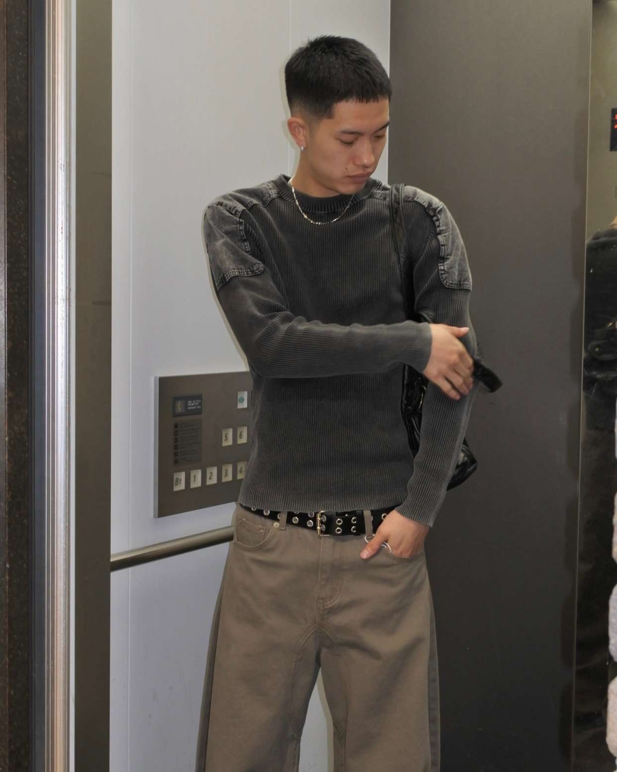 一枚で差がつく異素材ドッキングトップス✟